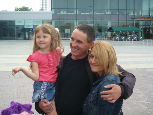 Алексей Соколов с женой и дочерью 28.07.2011. Фото Романа Качанова
