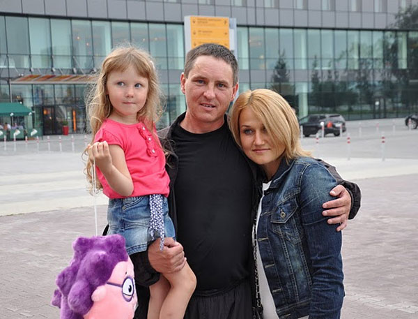 Алексей Соколов с женой и дочерью 28.07.2011. Фото Глеба Эделева