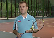 Дмитрий Медведев рассказывает о пользе игры в бадминтон. Кадр из видеоблога президента