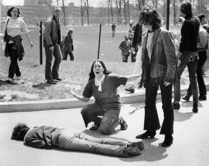Cтуденты над телом Джеффри Миллера, Кент, 1970. Фото Джона Фило