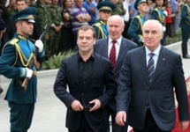 Дмитрий Медведев в Южной Осетии. Фото с сайта government.ru