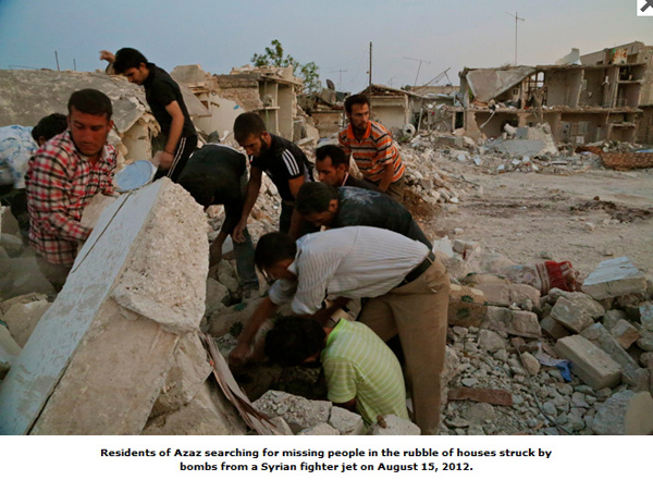 Жители Азаза ищут пропавших людей под обломками домов, разрушенных авианалетом правительственной авиации 15 августа 2012 г. Фото с сайта Human Rights Watch