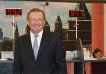 Посол Александр Яковенко в российском визовом центре в Лондоне. Фото: rusemb.org.uk