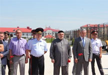 Юрий Серышев (справа) с ингушскими чиновниками и муфтием. Фото: 06.mvd.ru