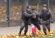 Задержание другоросса у посольства КНР. Кадр Грани-ТВ