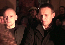 Навальный и Удальцов, после освобождения из ОВД Басманное. Кадр Грани-ТВ