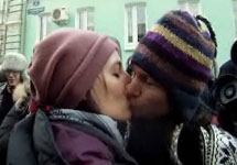 Елена Костюченко и Анна Анненкова на "Дне поцелуев". Кадр Грани-ТВ 