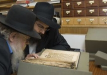 Чтение манускрипта. Фото: Frederic Aranda/chabad.org