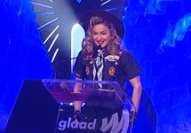 Мадонна на вручении премии GLAAD. Кадр видеозаписи.