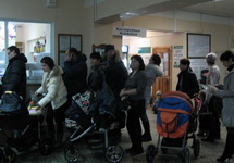 Очередь в регистратуру в 8-й детской поликлинике Ижевска.