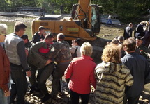 Активисты блокируют незаконные работы на реке Кудепста. Фото: kavkaz-uzel.ru