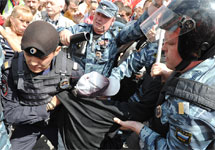 Задержание активиста Левого фронта на марше 12 июня. Фото Л.Барковой/Грани.Ру