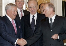 Роберт Крафт (слева) и Владимир Путин. В руке у Путина кольцо. Фото: АР