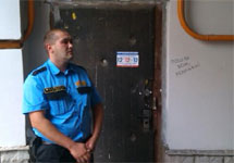 Вооруженный чоповец у двери офиса ЗПЧ 24 июня. Фото Д.Зыкова/Грани.Ру