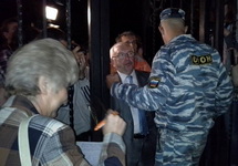 Владимир Лукин пытается пройти в оккупированный офис "За права человека". Фото из ФБ katrin ryzhik