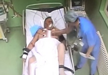 Андрей Вотяков избивает пациента. Кадр видео на youtube-канале Петра Мамина