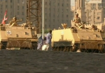 Бронетехника на улицах Каира. Кадр Би-Би-Си.