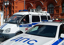 Полицейские автомобили на Манежной площади. Фото Юрия Тимофеева/Грани.Ру