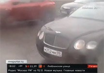 Автомобиль Bently, охранники которого избили водителя на Дербеневской набережной. Кадр телеканала "Москва24"