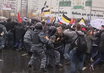 Разгон колонны нацистов на "Русском марше". Фото  Дмитрия Зыкова/Грани.Ру