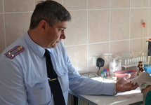 Андрей Коннов сдает кровь в День донора. Фото: 69.mvd.ru