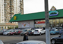 Парковка перед магазином "Седьмой континет" на улице Менжинского. Фото "Яндекс.Панорамы"