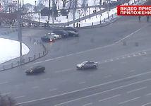 Преследование Volkswagen у Боровицких ворот. Кадр видео с lifenews.ru