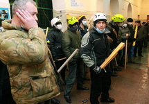 Демонстранты готовятся оборонять мэрию Киева. Фото: @KyivPost