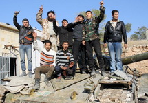 Повстанцы в Алеппо на танке, захваченном у войск Асада. Декабрь 2013. Фото: rte.ie