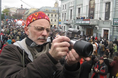 Дмитрий Борко снимает шествие в поддержку политзаключенных