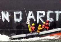 Акция возле танкера "Михаил Ульянов". Фото Greenpeace