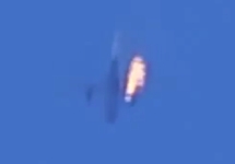 Подбитый над Славянском самолет. Кадр видеозаписи