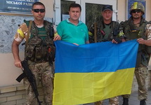 Украинские силовики у мэрии Попасной. Фото с ФБ-страницы Семена Семенченко