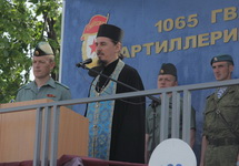 Молебен в 1065-м артиллерийском полку в Костроме перед началом летнего обучения, июнь 2014. Фото: kostromaeparhia.ru