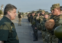 Петр Порошенко и украинские военные. Фото пресс-службы президента Украины
