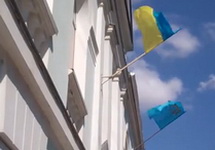 Украинский и крымскотатарский флаги на здании Меджлиса. Кадр "Крым.Реалий"