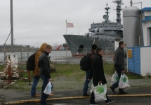 Российские моряки возвращаются на "Смольный". Фото: ouest-france.fr