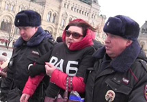 Задержание участников акции валютных заемщиков ипотеки на Красной площади. Фото Андрея Новичкова / "Грани"