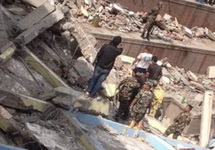 На развалинах здания в Катманду. Фото: bbc.com
