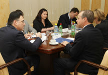 Колин Кроуэлл (справа) на переговорах в Роскомнадзоре. Фото: rkn.gov.ru