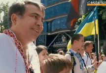 Михаил Саакашвили на "марше вышиванок" в Одессе. Кадр hromadske.tv