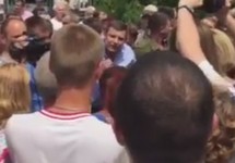Александр Захарченко на встрече с участниками антивоенного митинга. Кадр видео с youtube-канала novayagazeta