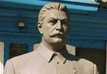 Бюст Сталина перед музеем в Хорошево. Фото: vk.com/presska_ru