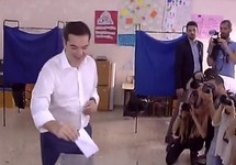 Алексис Ципрас голосует на референдуме. Кадр видео Би-Би-Си