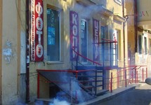 Дым от петард у помещения ЛГБТ-фестиваля в Одессе. Фото: dumskaya.net
