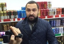 Султан Хамзаев пресекает незаконную продажу спиртного. Фото: oprf.ru