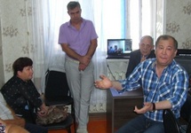Аманга Нарузбаев (в клетчатой рубахе) с участниками голодовки транспортников. Фото: kavkaz-uzel.ru