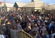 Шествие прихожан Северной мечети к мэрии Хасавюрта. Фото: kavkaz-uzel.ru