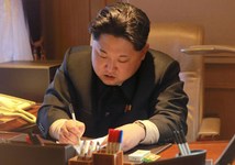 Ким Чен Ын подписывает приказ о запуске "Кванмёнсона-4". Фото: kcna.kp