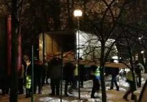 Активисты "Сорока сороков" выгружают доски. Фото со страницы "За парк Торфянка"